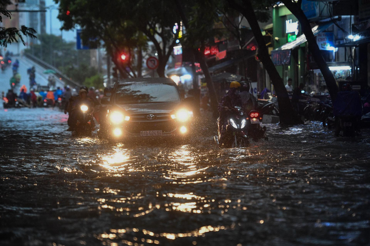 Mưa lớn, nhiều tuyến đường ở TP.HCM ngập sâu 'chưa từng có' - Hình 13 Mua lon, nhieu tuyen duong o TP.HCM ngap sau 'chua tung co'-Hinh-13