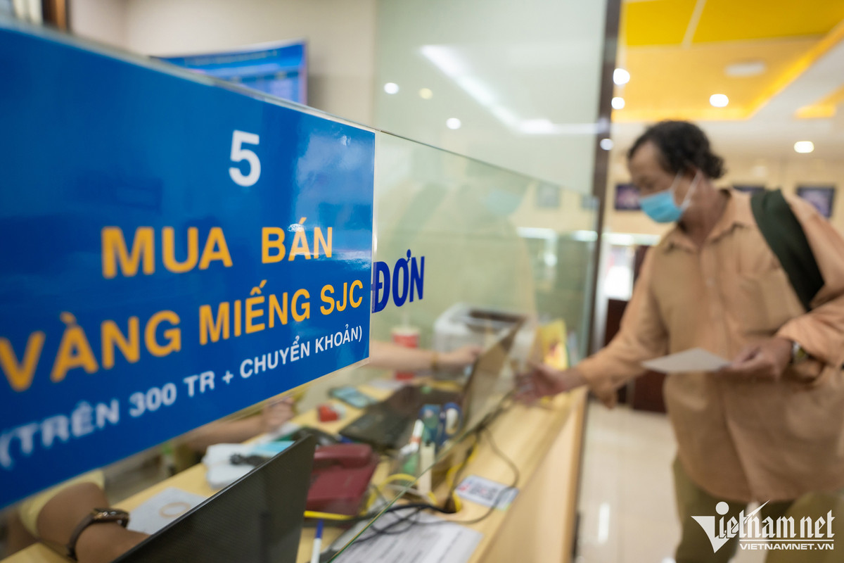 Gia vang hom nay 15/8: Ap luc lai suat, vang tang thang dung