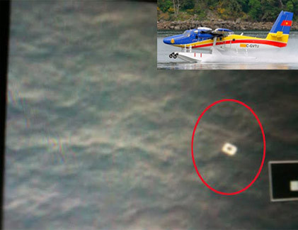 Mảnh vỡ nghi cửa sổ máy bay Malaysia được thủy phi cơ DHC6 phát hiện.