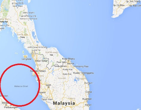 Vị trí eo biển Malacca (dấu đỏ) mà quan chức quân đội Malaysia tuyên bố là phát hiện dấu vết chiếc Boeing 777 mất tích nằm cách rất xa điểm mà Malaysia công bố mất tín hiệu trước đó (cách Thổ Chu, Phú Quốc khoảng 300km). Vậy rốt cuộc làm thế nào mà một chiếc máy bay khổng lồ như vậy quay trở lại về phía Malacca mà lực lượng giám sát đường không Malaysia lại không thể phát hiện được?