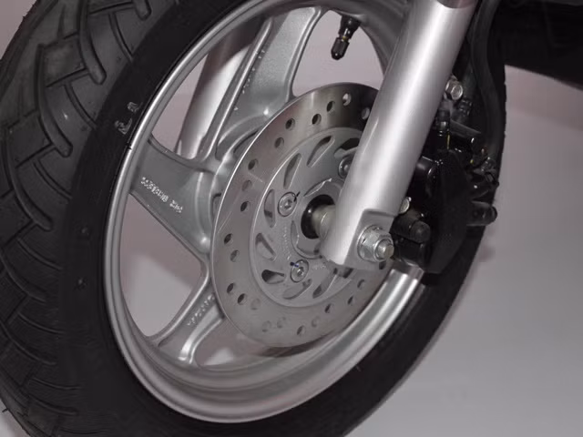 Phanh đĩa bánh trước đường kính 190 mm, trong khi bánh sau vẫn là phanh đùm.