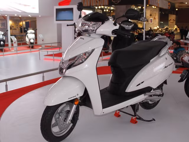 Honda Actvie 125 được kỳ vọng tạo nên cơn sốt bởi có diện mạo ưa nhìn nhất trong phân khúc dòng xe ga giá rẻ; đồng thời lại sở hữu động cơ 125cc đáng mơ ước.