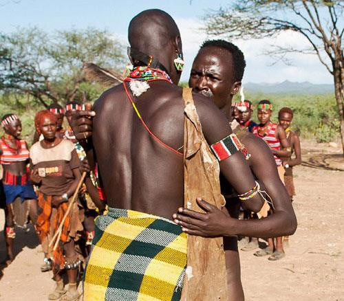 Lễ hội khỏa thân nhảy lưng bò kết thúc trong những bữa tiệc, điệu nhảy. Người dân bộ tộc và khách tới dự sẽ được mời bia mạch do gia đình người tham gia mang đến.