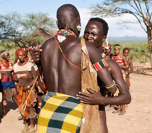 Lễ hội khỏa thân nhảy lưng bò kết thúc trong những bữa tiệc, điệu nhảy. Người dân bộ tộc và khách tới dự sẽ được mời bia mạch do gia đình người tham gia mang đến.