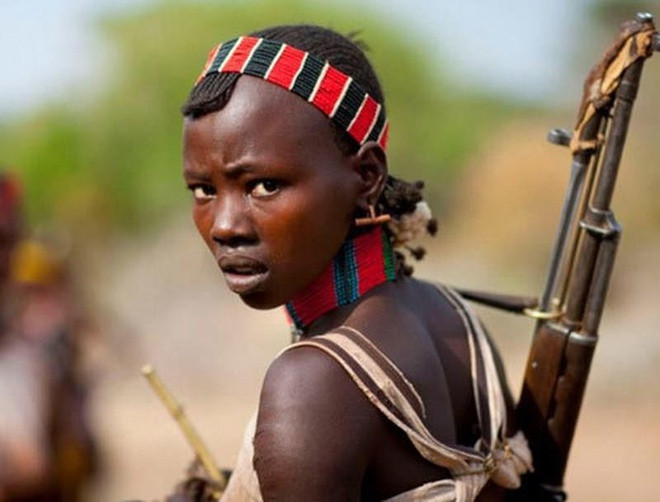 Phụ nữ Hamar thường làm đẹp bằng những chiếc vòng đủ màu và cả các vết sẹo dày trên lưng. Với phụ nữ Hamar, càng có nhiều sẹo, họ càng trở nên xinh đẹp trong mắt thành viên bộ tộc.