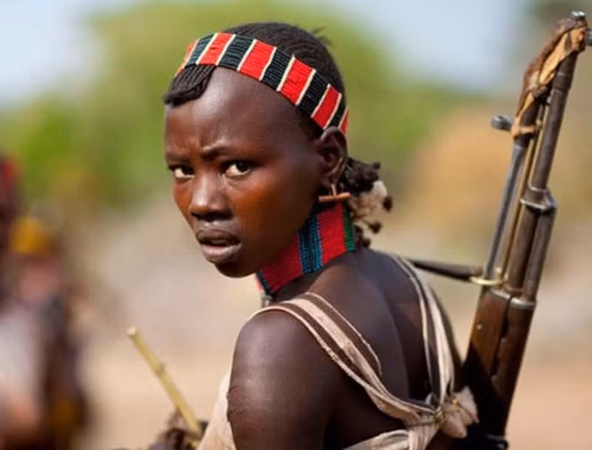 Phụ nữ Hamar thường làm đẹp bằng những chiếc vòng đủ màu và cả các vết sẹo dày trên lưng. Với phụ nữ Hamar, càng có nhiều sẹo, họ càng trở nên xinh đẹp trong mắt thành viên bộ tộc.