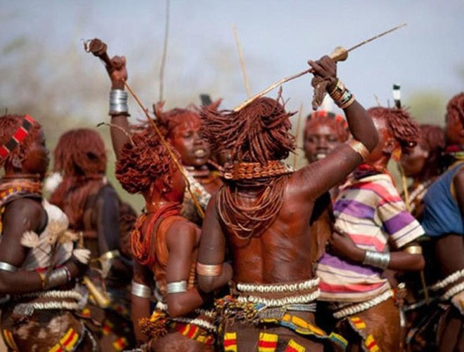 Bộ tộc Hamar sống ở phía tây nam của Ethiopia. Theo CNN, dân số của bộ tộc này hơn 45 nghìn người. Tộc người tộc Hamar chủ yếu sống bằng du mục.