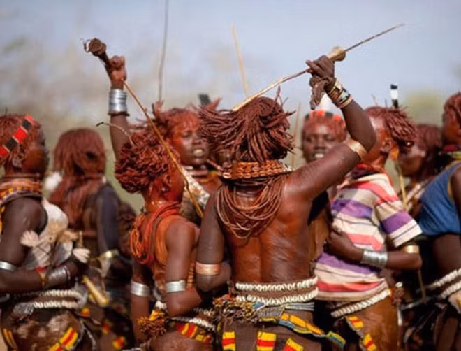 Bộ tộc Hamar sống ở phía tây nam của Ethiopia. Theo CNN, dân số của bộ tộc này hơn 45 nghìn người. Tộc người tộc Hamar chủ yếu sống bằng du mục.