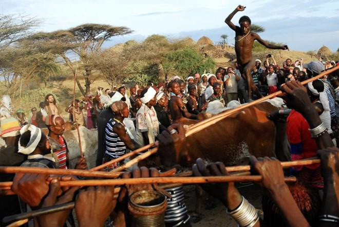 Theo Daily Mail, bộ tộc Hamar có phong tục rất kỳ lạ. Khi đến tuổi trưởng thành, nam giới phải nhảy qua lưng bò để được công nhận đủ điều kiện lấy vợ.