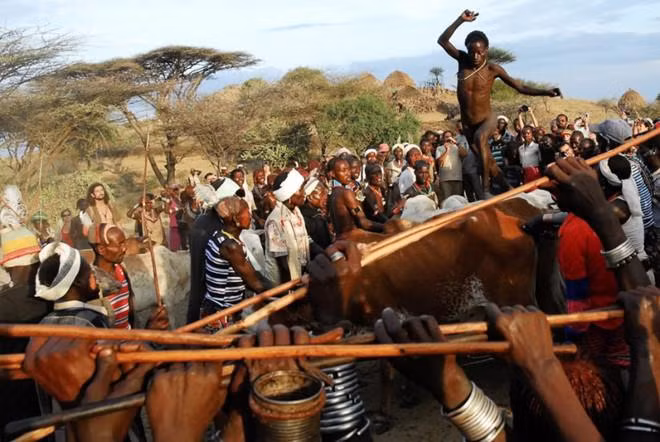 Theo Daily Mail, bộ tộc Hamar có phong tục rất kỳ lạ. Khi đến tuổi trưởng thành, nam giới phải nhảy qua lưng bò để được công nhận đủ điều kiện lấy vợ.