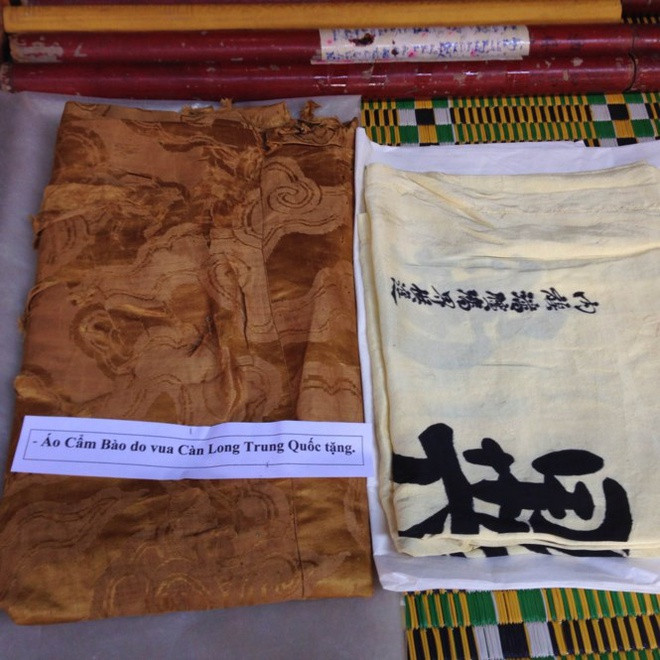  Phan Kính (1715-1761), tự là Dĩ Trực, hiệu Tĩnh Trai, quê ở xã Song Lộc, huyện Can Lộc, tỉnh Hà Tĩnh. Ông đỗ Thám Hoa năm 1744 và làm quan dưới thời vua Lê Hiển Tông. Ông từng đi sứ nhà Thanh, được vua Càn Long trọng tài đức và phong là "Lưỡng quốc đình nguyên Thám hoa".