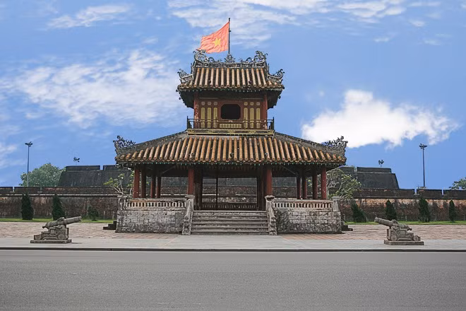 Phu Văn Lâu là một trong những biểu tượng văn hóa của triều Nguyễn, được xây dựng bên bờ sông Hương để phục vụ nhiều mục đích khác nhau, trong đó có niêm yết kết quả các kỳ thi.