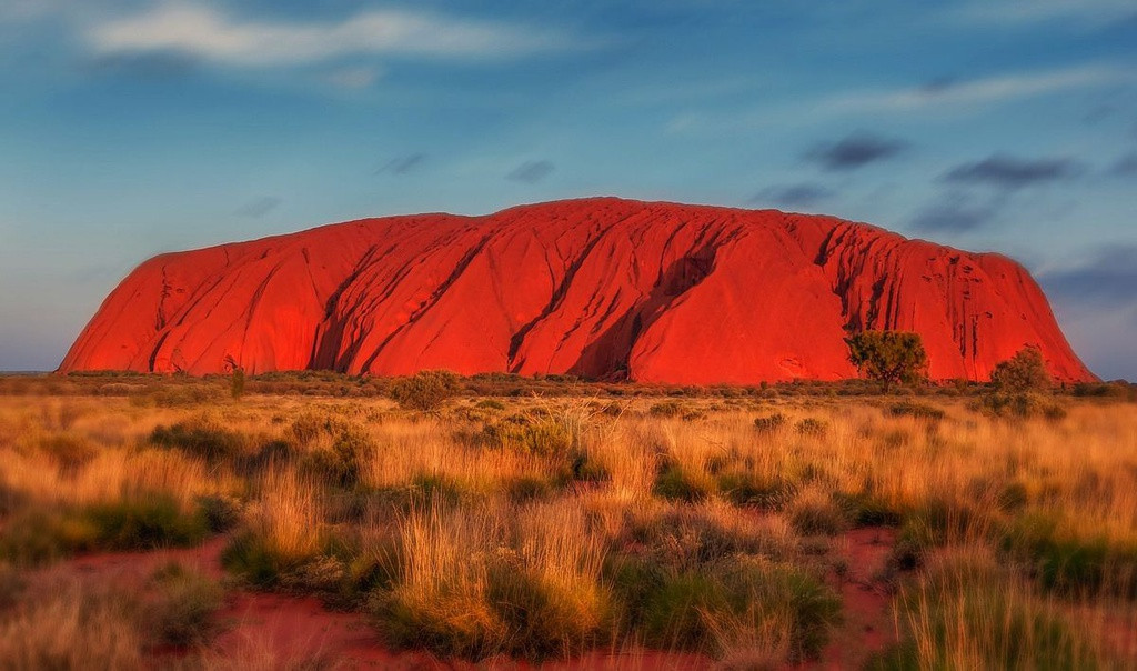  Uluru (Australia): Uluru là khối sa thạch khổng lồ nằm tại vườn quốc gia Uluru-Kata Tjuta. Đỉnh của tảng đá này cao 348 m so với mặt sa mạc xung quanh, và cao hơn 910 m so với mực nước biển. Tảng đá được xem là nơi linh thiêng đối với một tộc người bản địa. Hoạt động leo núi tuy thu hút du khách nhưng khá nguy hiểm và thường xuyên bị đóng cửa do điều kiện thời tiết. Từ ngày 26/10/2019, vườn quốc gia đã chính thức cấm du khách leo lên đỉnh núi đá cát. Ảnh: Getty.