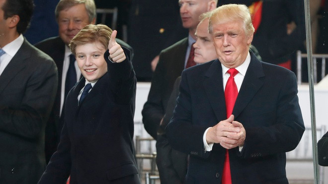 Năm 2016, Barron Trump, con trai út nhà Trump, trở thành cậu bé đầu tiên đến sống tại ngôi nhà quyền lực bậc nhất xứ cờ hoa kể từ năm 1963, dưới thời John F. Kennedy. Với ngoại hình bảnh bao, cao ráo, Barron rất được truyền thông săn đón. Từ những ngày đầu đến Nhà Trắng, cậu út nhà tổng thống Mỹ liên tục "gây bão" bởi những khoảnh khắc đáng yêu, hồn nhiên của mình bên cạnh cha mẹ và các anh chị.