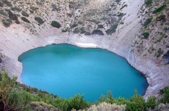 Giếng linh hồn là địa chỉ khá nổi tiếng ở Argentina, có tên gọi chính thức là Pozo de las Animas. Các nhà khoa học cho rằng giếng này xuất hiện do sự tan rã các lớp trầm tích dưới lòng đất vì sự xâm nhập của các mực nước ngầm. Còn theo truyền thuyết của cư dân, trong quá trình chạy kẻ thù, một nhóm thổ dân rơi xuống chết trong hố, thường phát ra những tiếng kêu ai oán. Từ đó, nới đây còn có tên là giếng linh hồn (nơi các linh hồn than khóc)