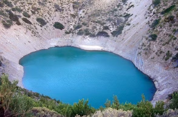 Giếng linh hồn là địa chỉ khá nổi tiếng ở Argentina, có tên gọi chính thức là Pozo de las Animas. Các nhà khoa học cho rằng giếng này xuất hiện do sự tan rã các lớp trầm tích dưới lòng đất vì sự xâm nhập của các mực nước ngầm. Còn theo truyền thuyết của cư dân, trong quá trình chạy kẻ thù, một nhóm thổ dân rơi xuống chết trong hố, thường phát ra những tiếng kêu ai oán. Từ đó, nới đây còn có tên là giếng linh hồn (nơi các linh hồn than khóc)