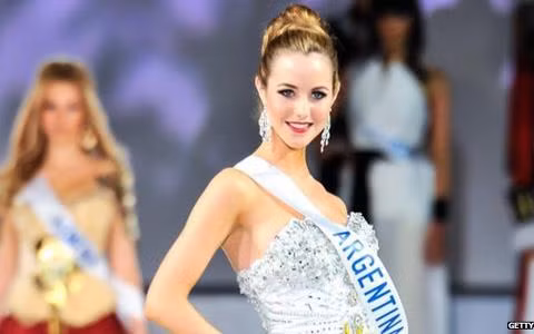 Sau khi chiếm được vùng đất Argentina từ thế kỷ 16, người Tây Ban Nha đã có những cuộc di cư ồ ạt tới vùng đất này và sinh sống lâu dài tại đây. Đa số người dân Argentina hiện nay là con cháu của người Tây Ban Nha, Italy di dân từ nhiều thế kỷ trước. Hiện nay, 97% người dân Argentina có gốc gác từ châu Âu.