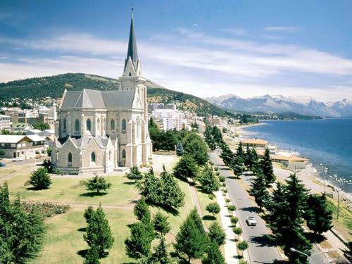 Quốc kỳ hiện tại của Argentina được thông qua ngày 12/2/1812, gồm 2 sọc xanh và một sọc trắng ở giữa. Biểu tượng ở giữa quốc kỳ Argentina chính là “Mặt Trời tháng 5” chỉ cuộc cách mạng tháng 5/1810, giúp các nước thoát khỏi ách đô hộ của Tây Ban Nha.