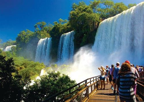 Theo World Atlas, Argentina có nhiều cảnh quan thiên nhiên xinh đẹp, thu hút số lượng lớn khách du lịch tham quan mỗi năm. Thác Iguazu nằm giữa biên giới Argentina và Brazil, đã được công nhận là một trong bảy kỳ quan của thiên nhiên thế giới mới.