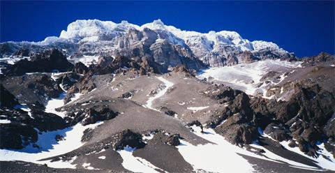 Theo Atlas địa lý thế giới, núi Aconcagua thuộc dãy Andes, nằm giữa biên giới Argentina và Chile. Đây chính là ngọn núi cao nhất châu Mỹ Latinh với 6.962 m.