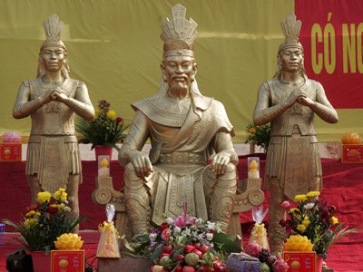  Theo truyền thuyết, Hùng Vương là con trai của Lạc Long Quân và Âu Cơ. Hùng Vương chính là vị vua lập nên nước Văn Lang.