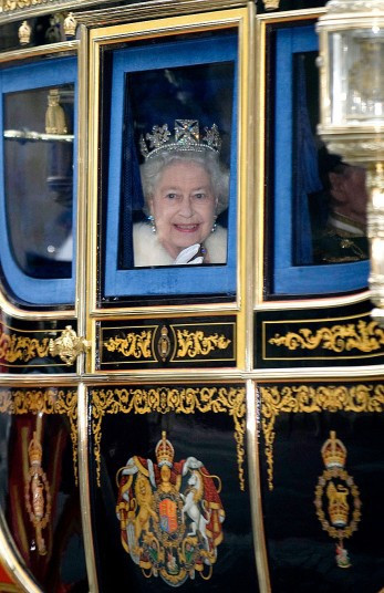 Nữ hoàng Anh ngồi trong xe.