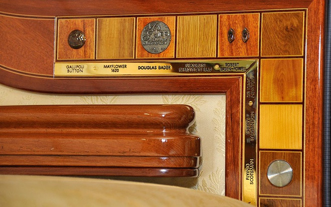 Cỗ xe được trang bị cửa sổ điện và máy sưởi. Từng chi tiết được làm thủ công tỉ mỉ, khéo léo.