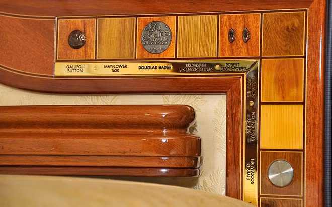 Cỗ xe được trang bị cửa sổ điện và máy sưởi. Từng chi tiết được làm thủ công tỉ mỉ, khéo léo.