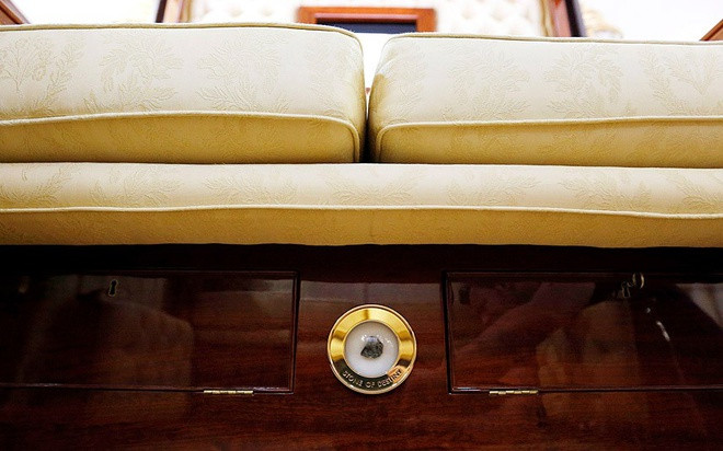 Một phần của "hòn đá vận mệnh" nằm dưới ghế.