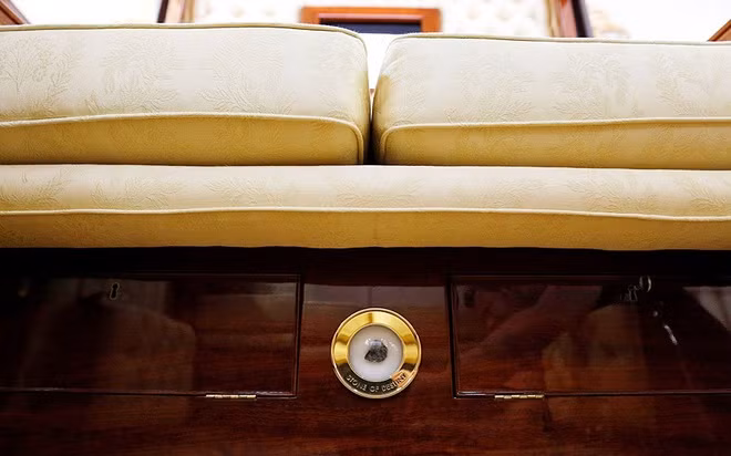 Một phần của "hòn đá vận mệnh" nằm dưới ghế.