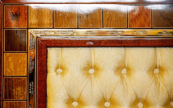 Tấm bảng ghi danh những nhân vật nổi tiếng và các sự kiện gắn liền với lịch sử Vương quốc Anh.