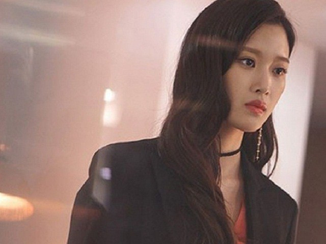 Va cham nguoi phu nu xinh dep trong quan cafe, vo quyet ly hon