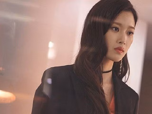 Va cham nguoi phu nu xinh dep trong quan cafe, vo quyet ly hon