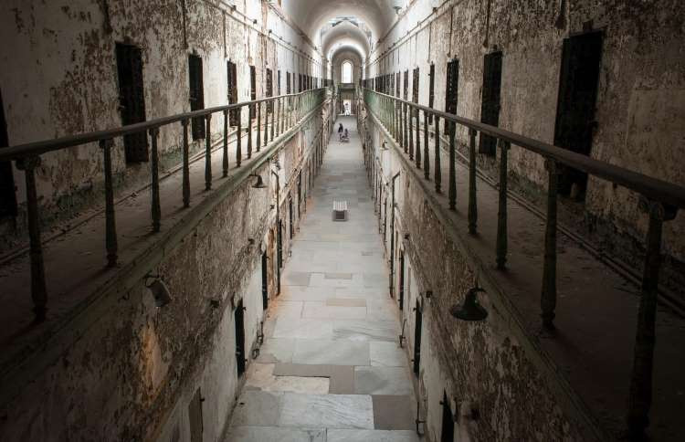  Eastern State Penitentiary, Pennsylvania: Eastern State Penitentiary từng là nhà tù đắt nhất thế giới. Một trong những tù nhân nổi tiếng nhất trước đây là trùm gangster khét tiếng Al Capone. Sau gần 200 năm, khu phức hợp đồ sộ và đổ nát Eastern State Penitentiary trở thành bảo tàng lịch sử. Du khách tham quan nhà tù có thể đến thăm phòng giam của Al Capone. Ảnh: Conchi Martinez.
