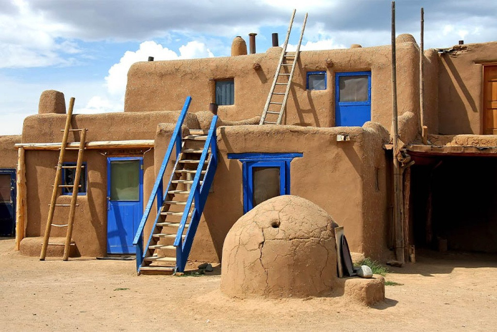  Taos Pueblo, New Mexico: Nằm gần thị trấn Taos, Taos Pueblo là một trong những cộng đồng Pueblo lâu đời nhất ở Mỹ. Taos Pueblo nổi bật với các tòa nhà nhiều tầng, theo phong cách gạch nung có niên đại từ thế kỷ 13 và 14. Địa điểm này vẫn là nơi sinh sống của các dân tộc Puebloan nói tiếng Taos bản địa. Ảnh: Vladislav Gajic.