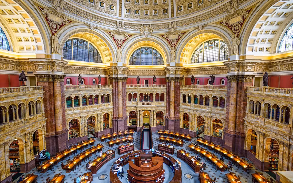  Thư viện Quốc hội, Washington DC: Thư viện Quốc hội Mỹ là cơ quan văn hóa liên bang lâu đời nhất trong cả nước và cũng là thư viện lớn nhất thế giới. Tại nơi đây, du khách có thể tìm thấy văn phòng bằng sáng chế và thương hiệu của Mỹ. Bên cạnh việc trực tiếp đến tham quan, bạn cũng có thể trải nghiệm nơi đây trong dịch vụ chuyến đi ảo. Ảnh: Sean Pavone.