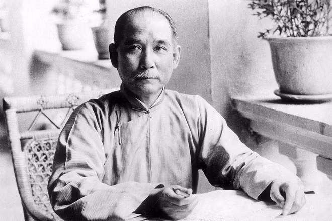 Theo sách "Lịch sử Thế giới cận đại", sau cuộc cách mạng Tân Hợi năm 1911, triều đình Mãn Thanh chính thức sụp đổ, chế độ phong kiến Trung Quốc chấm dứt sau hàng thế kỷ thống trị.