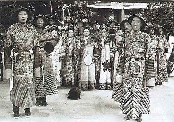 Theo sách "Bí sử hậu cung", bữa tiệc do Từ Hy Thái hậu tổ chức năm 1874 được cho là một trong những cuộc ăn chơi tốn kém bậc nhất trong lịch sử. Chi phí cho bữa tiệc này lên tới 400.000 lượng vàng.