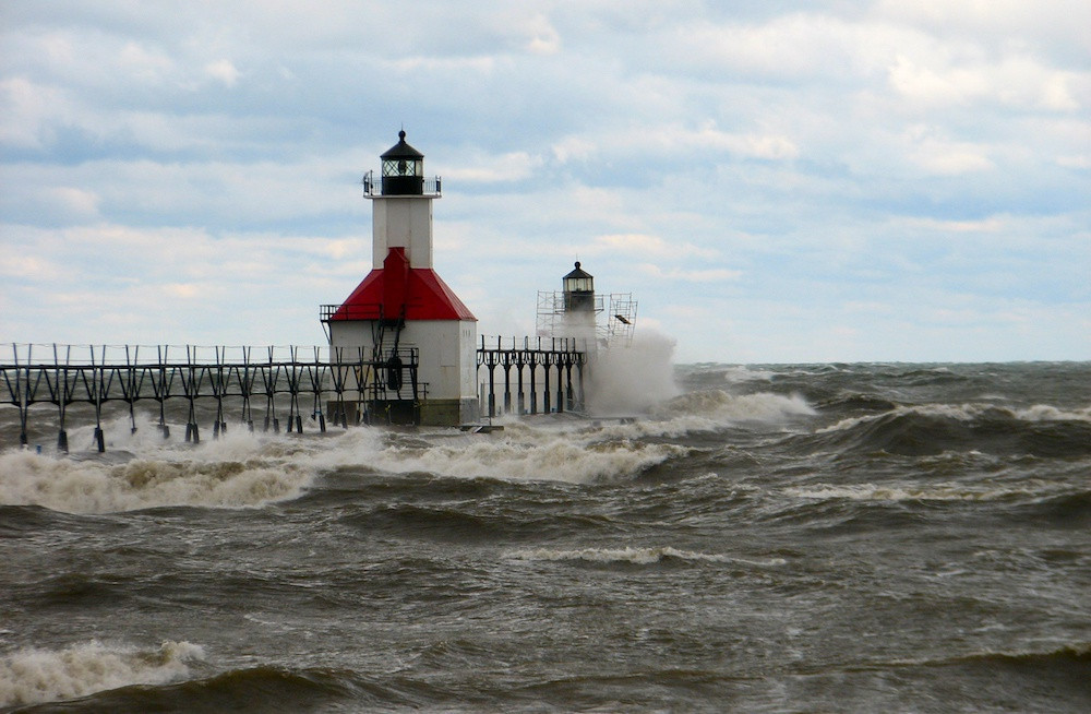  Hồ Michigan (Mỹ): Hồ Michigan là một trong 5 hồ lớn ở Bắc Mỹ. Đây cũng là hồ duy nhất nằm hoàn toàn bên trong nước Mỹ. Vào mùa hè, nước trong hồ có thể lên tới hơn 70 độ C, khiến việc bơi lội trở nên khó khăn. Nơi đây cũng chứa một số dòng nước nguy hiểm, những con sóng lớn có thể đạt độ cao 6-7 m. Trung bình khoảng 6 ca tử vong ở hồ mỗi năm.