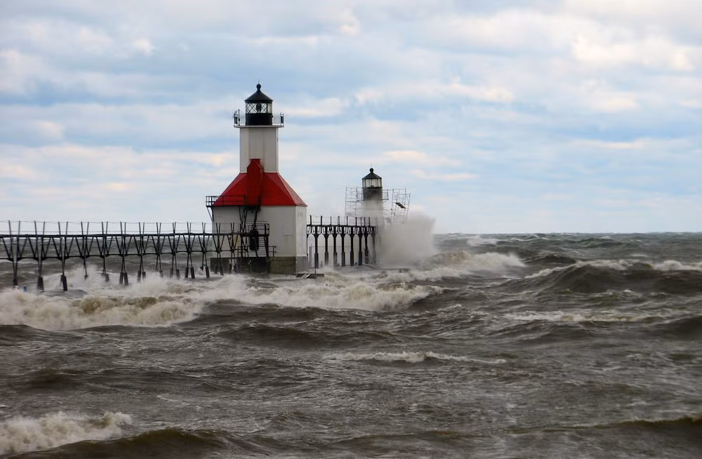  Hồ Michigan (Mỹ): Hồ Michigan là một trong 5 hồ lớn ở Bắc Mỹ. Đây cũng là hồ duy nhất nằm hoàn toàn bên trong nước Mỹ. Vào mùa hè, nước trong hồ có thể lên tới hơn 70 độ C, khiến việc bơi lội trở nên khó khăn. Nơi đây cũng chứa một số dòng nước nguy hiểm, những con sóng lớn có thể đạt độ cao 6-7 m. Trung bình khoảng 6 ca tử vong ở hồ mỗi năm.