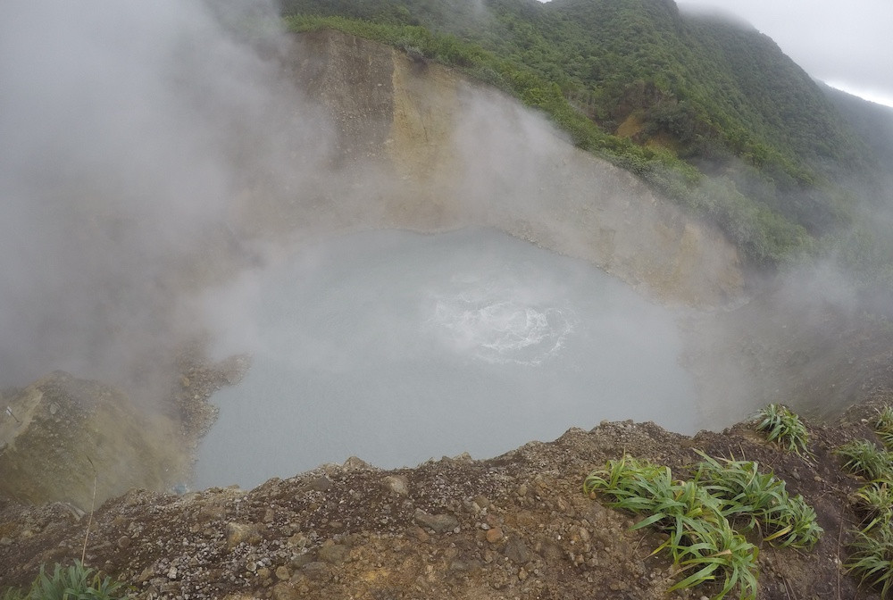  Hồ Boiling (Dominica): Tuy nhiên, nước ở hồ Boiling đôi khi nóng đến mức có thể đun sôi mọi thứ. Nhiệt độ nước ở rìa của hồ bơi dao động khoảng 180-197 độ C. Trung tâm của hồ quá nóng, thậm chí không thể đo được do hơi nước và nhiệt sinh ra từ núi lửa gần đó. Do đó, bơi lội ở đây bị nghiêm cấm.