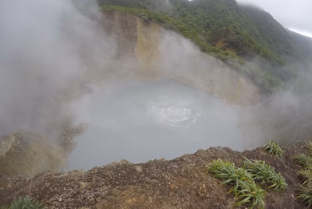  Hồ Boiling (Dominica): Tuy nhiên, nước ở hồ Boiling đôi khi nóng đến mức có thể đun sôi mọi thứ. Nhiệt độ nước ở rìa của hồ bơi dao động khoảng 180-197 độ C. Trung tâm của hồ quá nóng, thậm chí không thể đo được do hơi nước và nhiệt sinh ra từ núi lửa gần đó. Do đó, bơi lội ở đây bị nghiêm cấm.