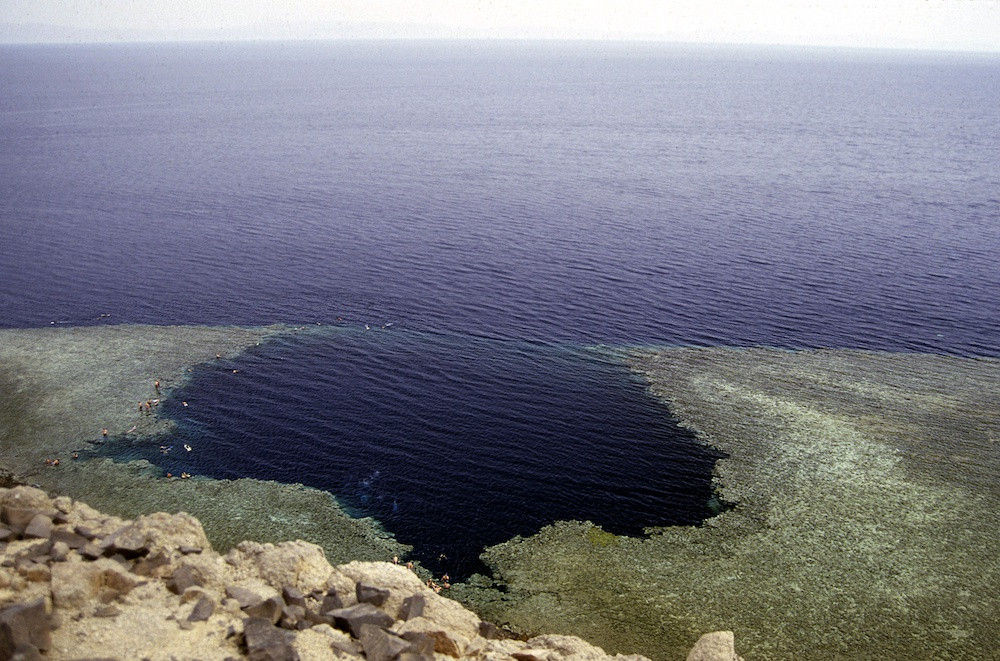  Blue Hole (Ai Cập): Một trong những hố sụt đẹp và nguy hiểm khác trên thế giới nằm ở rìa Biển Đỏ, phía đông bán đảo Sinai, Ai Cập. Nhiều người tới đây để lặn xuống hố sâu hơn 120 m và trải nghiệm vẻ đẹp dưới nước. Tuy nhiên, khi đi bộ xuống mép nước, họ sẽ ngang qua khu vực đầy tấm bảng và đài tưởng niệm hàng trăm người đã thiệt mạng ở đây. Nơi đây được đặt biệt danh là "nghĩa trang của thợ lặn".