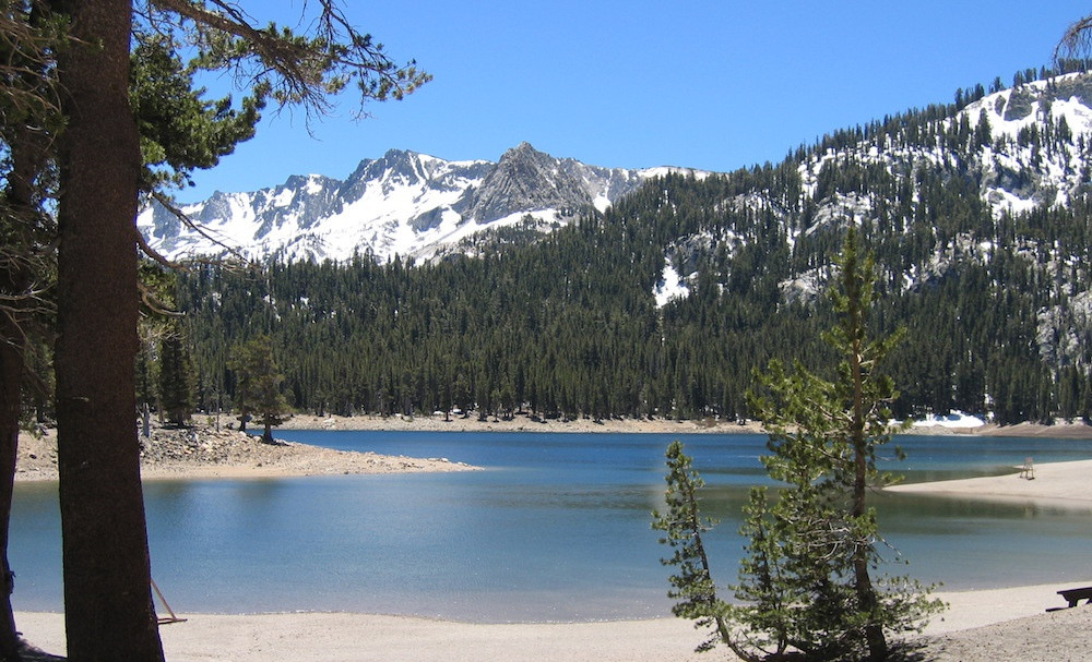  Hồ Horseshoe (Mỹ): Hồ Horseshoe hay còn gọi hồ móng ngựa trên rìa núi Mammoth từng là điểm đến phổ biến cho những người đi bộ đường dài và yêu thích giải trí ngoài trời. Tuy nhiên, năm 1989, loạt trận động đất đã khiến lượng khí CO2 nguy hiểm thoát ra từ đáy hồ, giết chết hơn 100 mẫu cây cối.