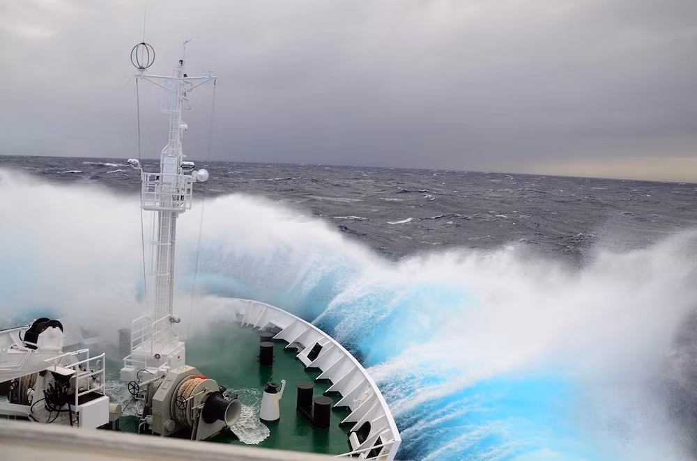  Drake Passage (Nam Cực): Vùng biển rộng hơn 804 km nằm giữa Cape Horn (Nam Chile) và đảo Livingston (Scotland) là con đường ngắn nhất từ Nam Cực đến bất kỳ vùng đất liền nào. Nơi đây nguy hiểm bởi thời tiết khắc nghiệt, nước biển động, những tảng băng trôi không đoán trước, tốc độ gió cao, dòng nước mạnh và tầm nhìn tối thiểu. Drake Passage được biết đến là một nghĩa địa xác tàu.