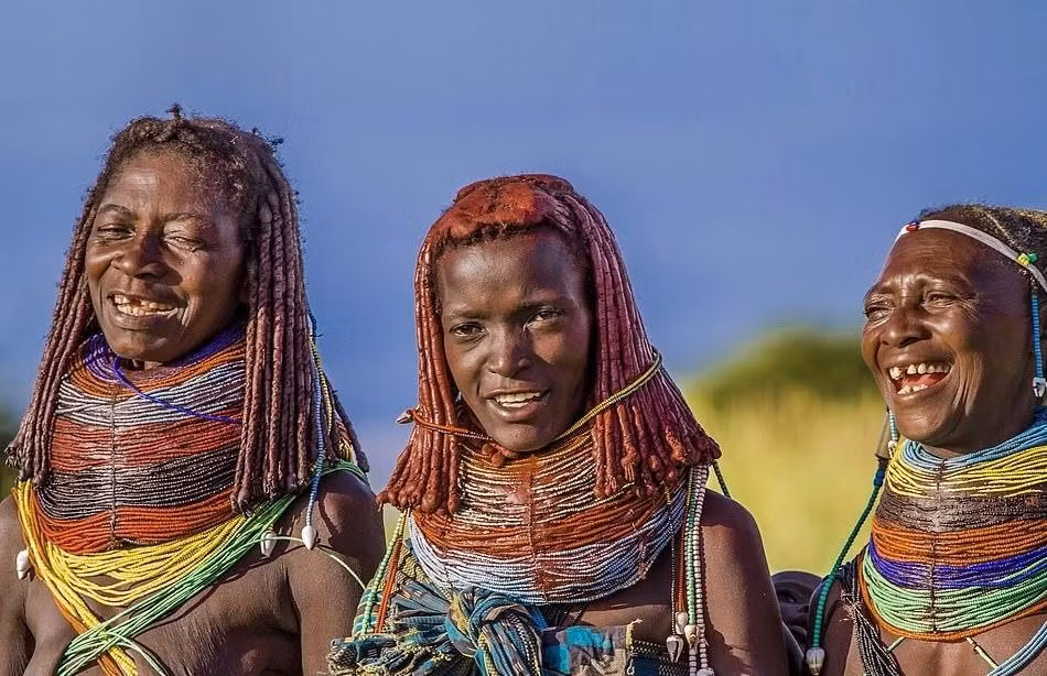 Trong khi các cô gái trẻ đeo dây chuyền nhỏ màu đỏ và vàng, phụ nữ lớn tuổi sẽ mang nhiều vòng màu sắc hơn, nhằm biểu thị các giai đoạn khác nhau trong cuộc đời mà họ đã trải qua.