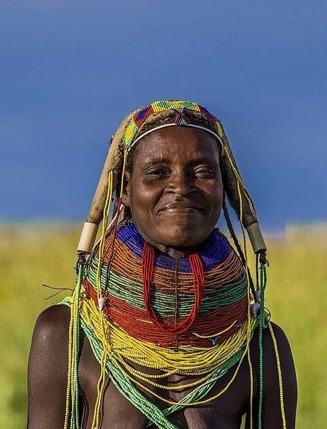 Tùy thuộc vào độ tuổi, các cô gái và những người phụ nữ có thể tết từ bốn đến sáu bím tóc. Tuy nhiên, việc tết ba bím tóc mang ý nghĩa gia đình họ đã có người qua đời.