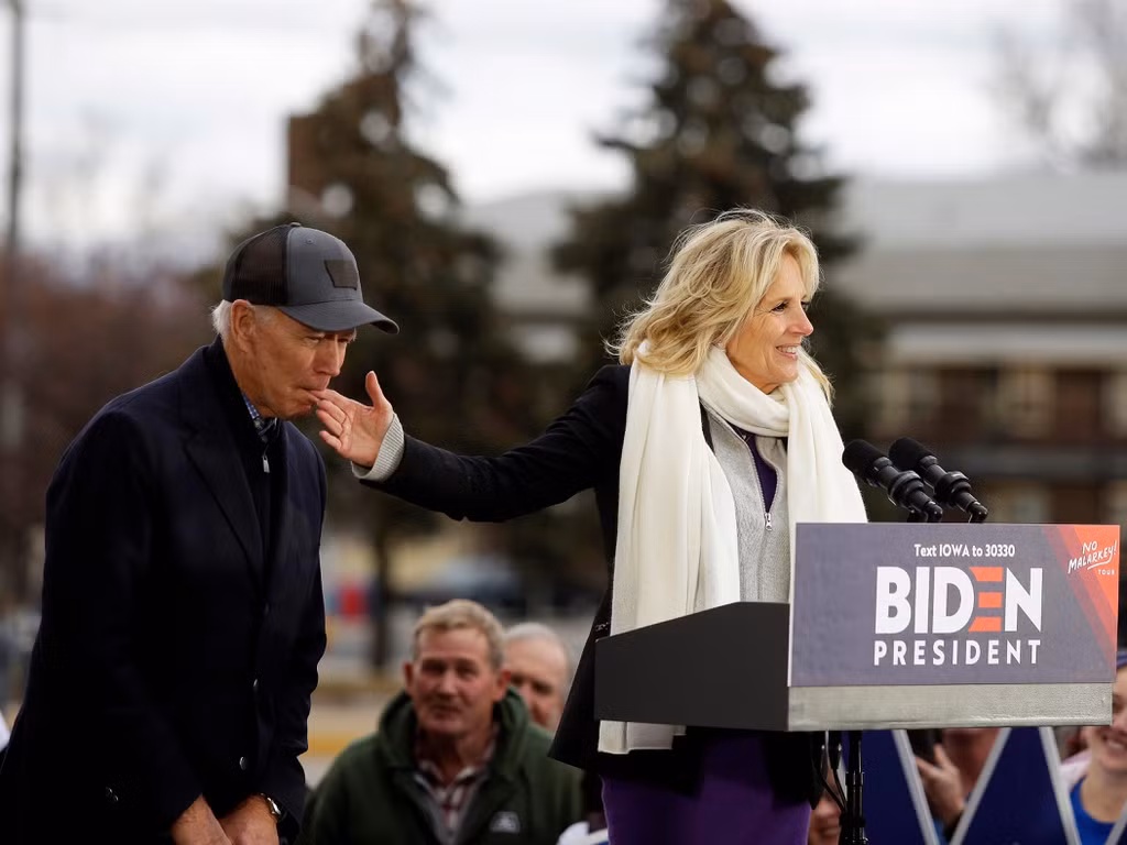 Tháng 12/2019, khoảnh khắc ông Joe Biden cắn ngón tay vợ khi bà đang phát biểu trước đám đông ở Iowa được cánh săn ảnh ghi lại và lan truyền. Nhiều người ghen tỵ với tình cảm bền chặt của cặp vợ chồng sau hơn 4 thập kỷ. Tháng 8 vừa qua, bà Jill Biden phát biểu tại Đại hội Toàn quốc đảng Dân chủ: “Tình yêu khiến chúng ta trở nên kiên cường. Nó không thể bảo vệ chúng ta khỏi nỗi buồn trong cuộc sống, nhưng cho ta nơi nương tựa, một mái ấm. Làm thế nào tôi gắn kết một gia đình mất mát? Câu trả lời là bằng tình yêu, sự hiểu biết và những hành động tử tế nhỏ bé”.