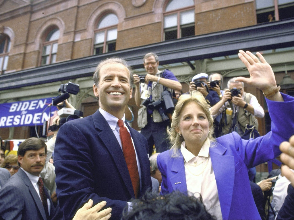 Tháng 6/1987, khi ông Joe Biden tuyên bố tranh cử tổng thống ở quê nhà Wilmington (bang Delaware), bà Jill luôn ở bên chồng. Ba tháng sau đó, ông Biden tuyên bố rút khỏi cuộc đua. Theo New York Times, chiến dịch tranh cử ngắn ngủi của ông bị bao trùm bởi nhiều bê bối, cáo buộc đạo văn và phóng đại thành tích học tập của ông ở trường đại học. “Tôi đã mắc một số sai lầm”, ông từng nói.