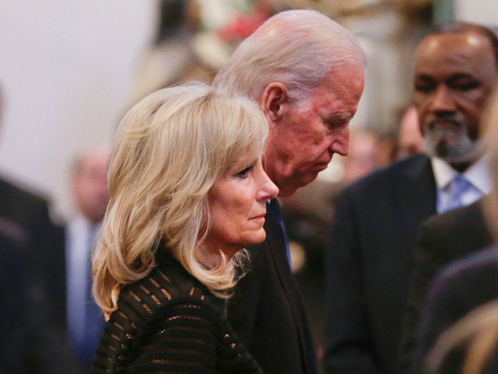 Năm 2015, bi kịch ập đến khi con trai cả Beau Biden của họ qua đời vì ung thư não. Vợ chồng ông Joe Biden lặng lẽ rời đi sau đám tang con trai ở Wilmington, Delaware. Vẫn quay cuồng vì thua lỗ, ông Joe Biden quyết định không tranh cử tổng thống vào năm 2016.